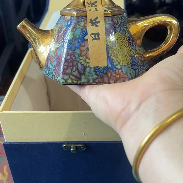 茶壶紫砂原矿泥料手工制作的一把紫砂壶。