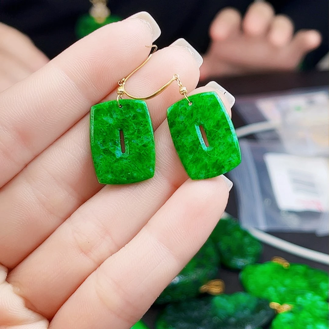 颈饰18K金镶嵌翡翠多样性