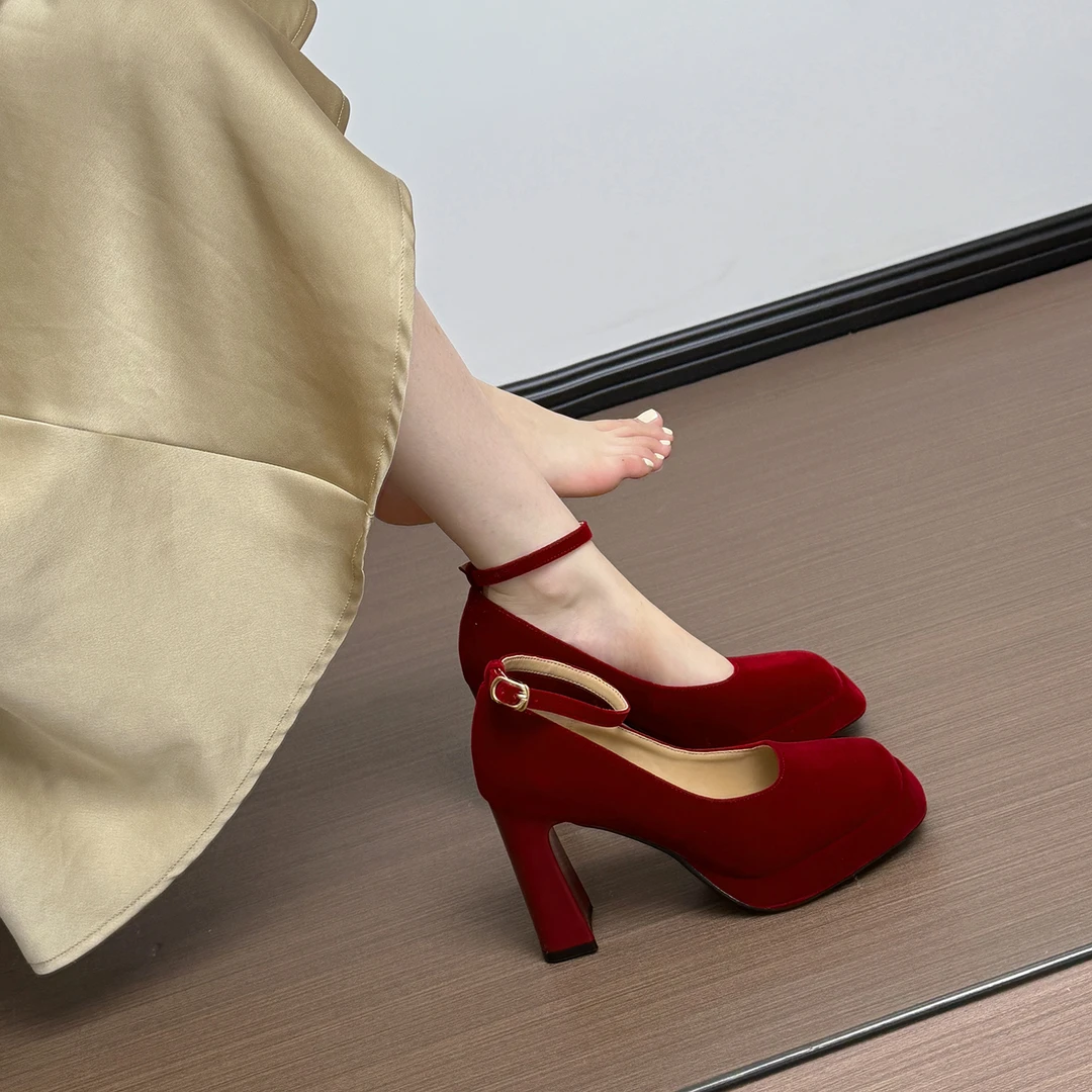 红色婚鞋女2025新款粗跟厚底防水台秀禾服增高鞋订婚新娘高跟鞋女