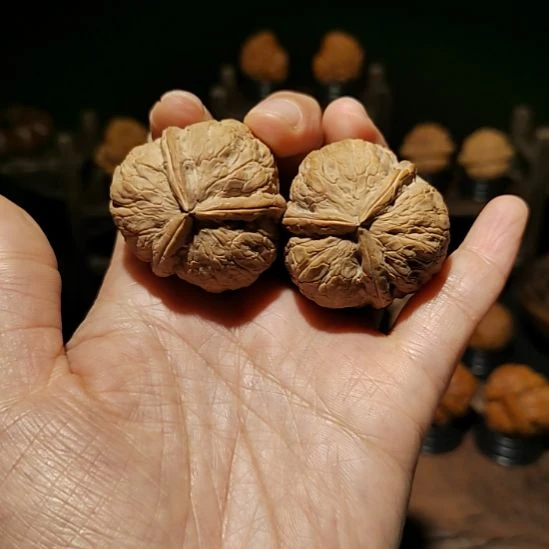泉***界把件文玩核桃沉手三棱56.5g
