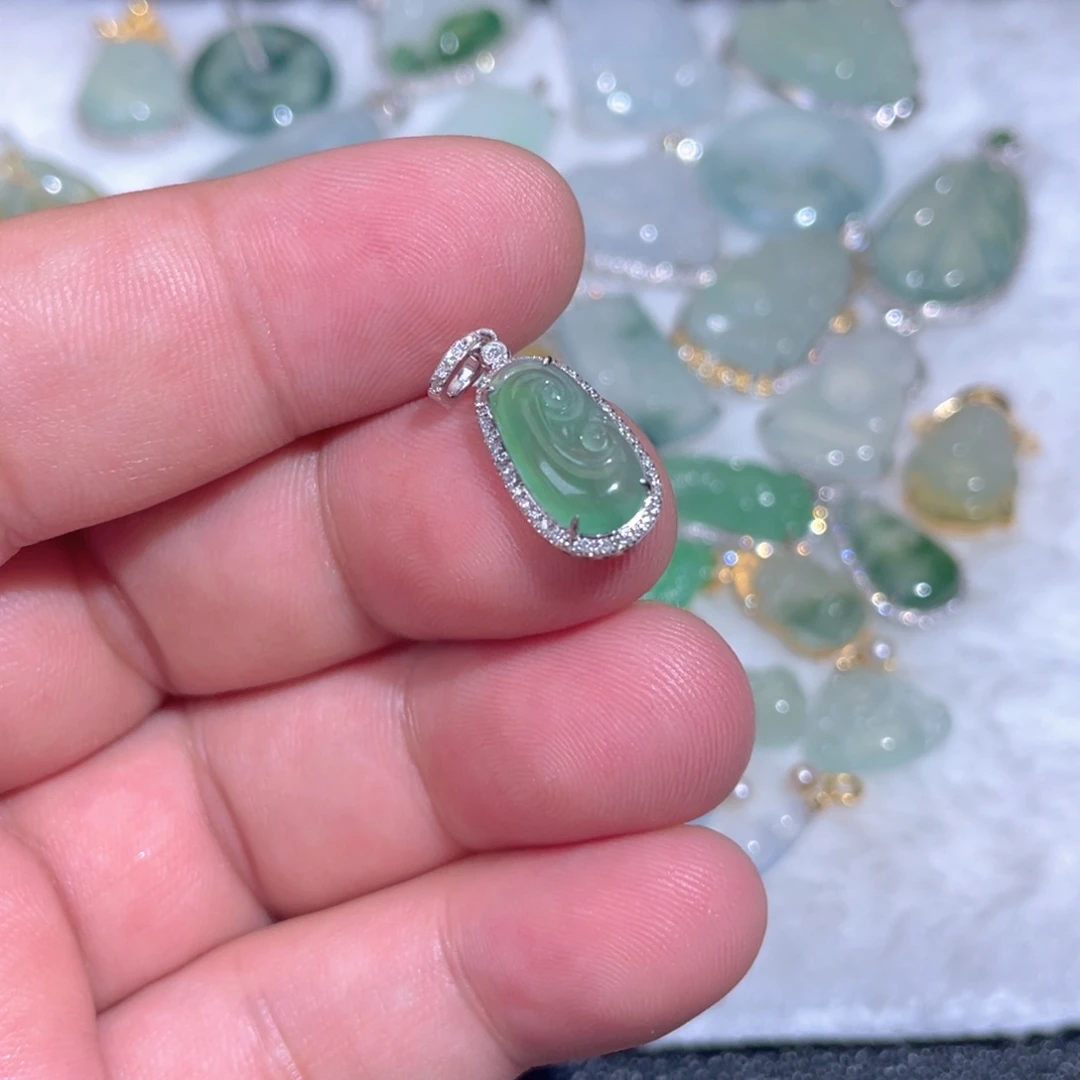 翡翠18K金镶嵌颈饰