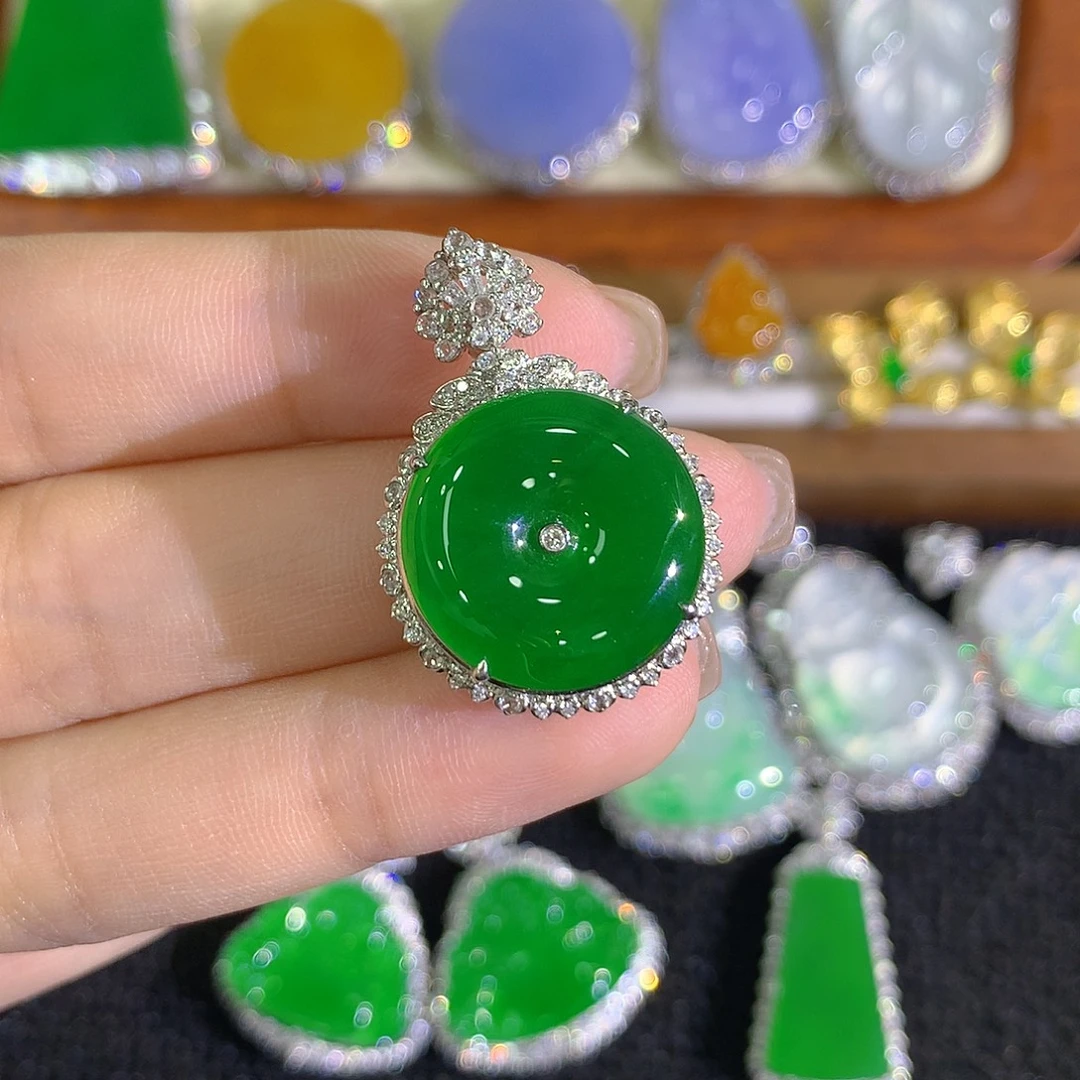 翡翠18K金镶嵌颈饰平安扣