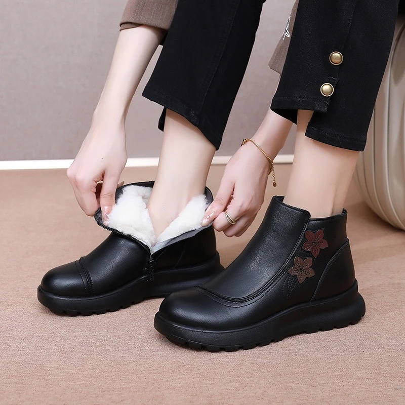 冬季新款时尚洋气百搭软底软面防滑保暖妈妈棉靴棉鞋