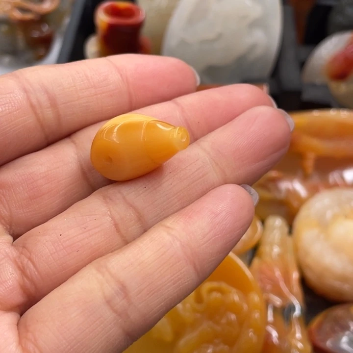 石英质玉（黄龙玉）挂件未镶嵌农***人