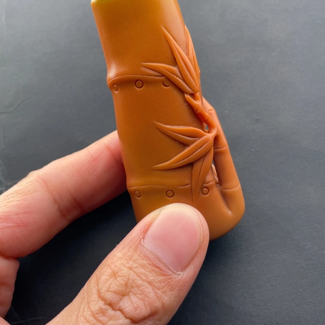 磊***磊石英岩玉未镶嵌黄蜡石挂件