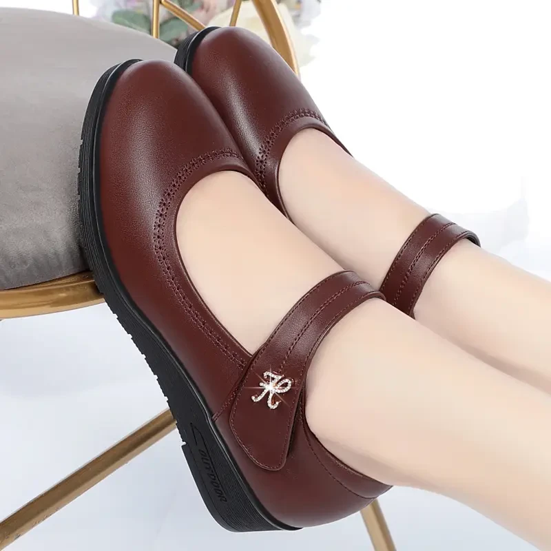 软底一字扣带平底防滑工作鞋皮鞋中年妈妈鞋坡跟跳舞单鞋女鞋圆头