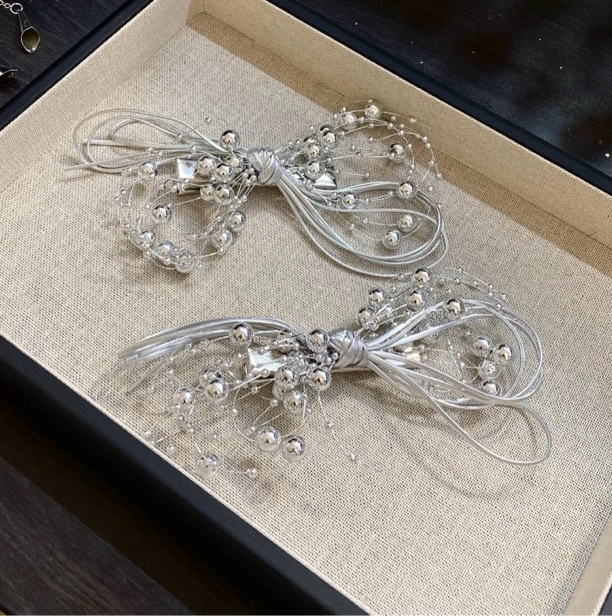 2677新款银色球球链条发夹蝴蝶结小众晨袍拍照写真头饰