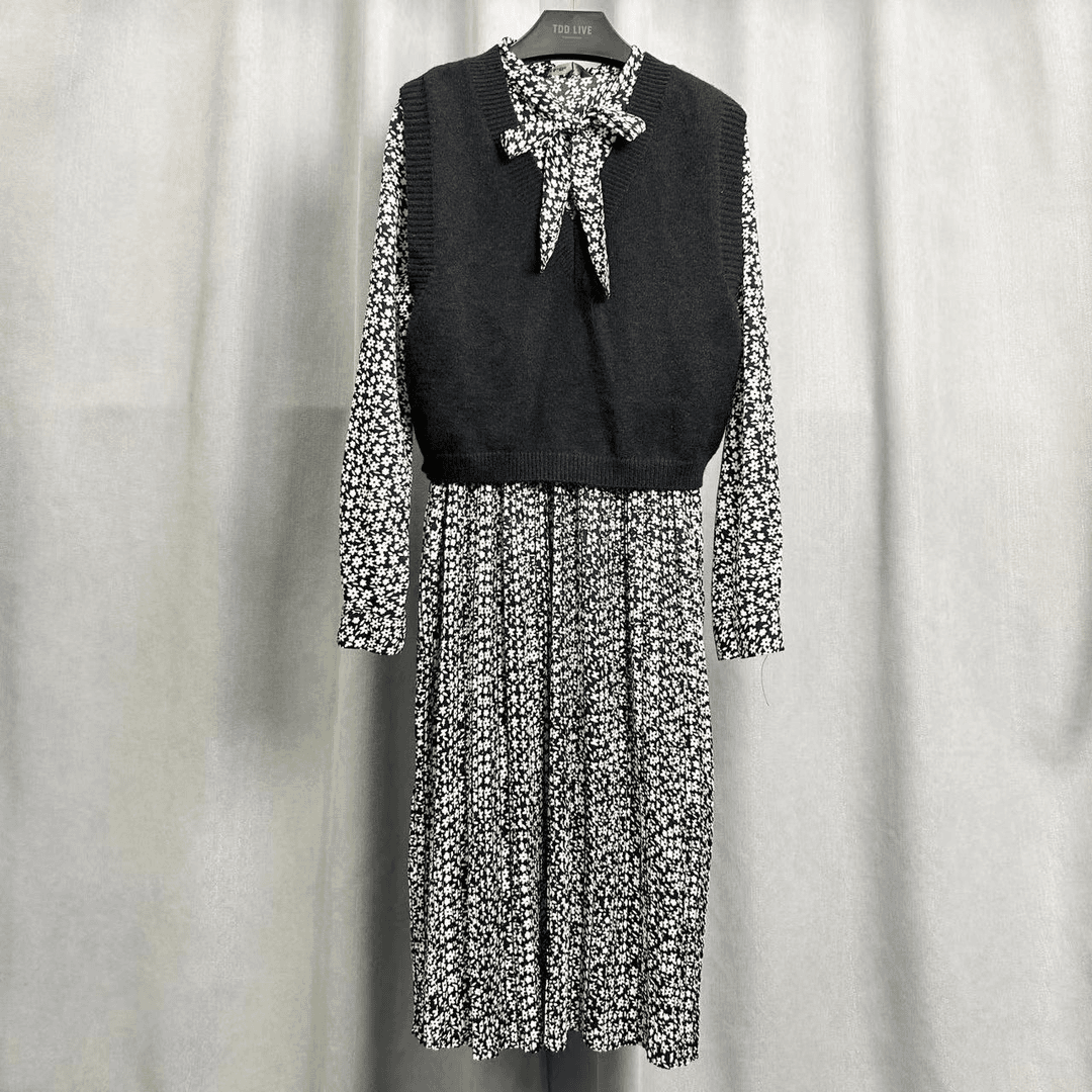 麦系列   Y136  女装简约时尚春秋假两件连衣裙黑色W22133034