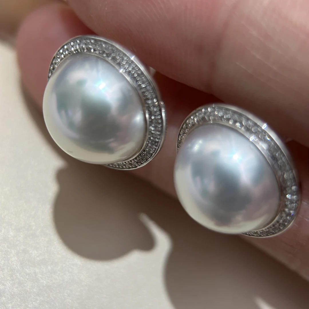 18k金天然海水银蓝光澳白马贝半圆耳钉钻石包边13-15mm