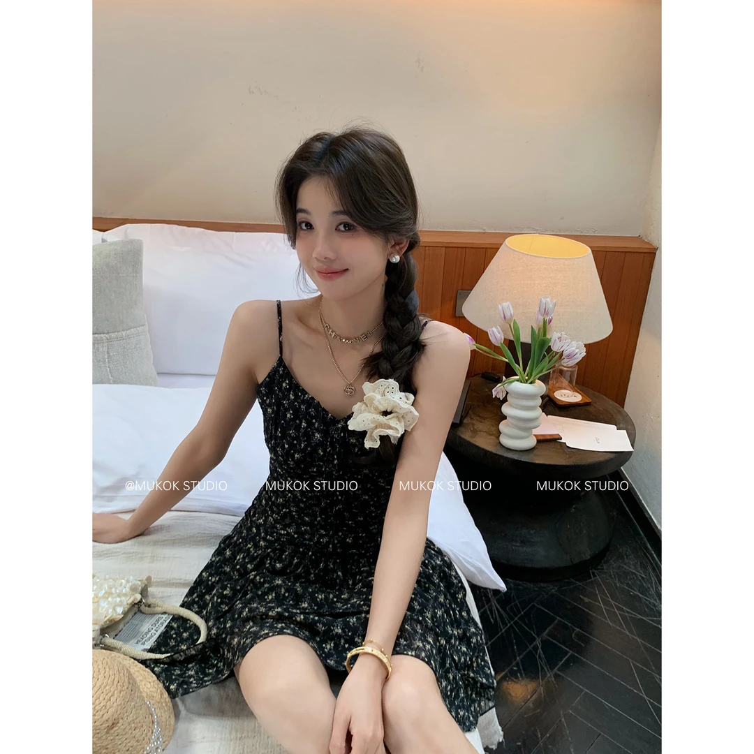 MUKOK 2024春季新款法式黑色碎花吊带连衣裙女小个子温柔中长裙