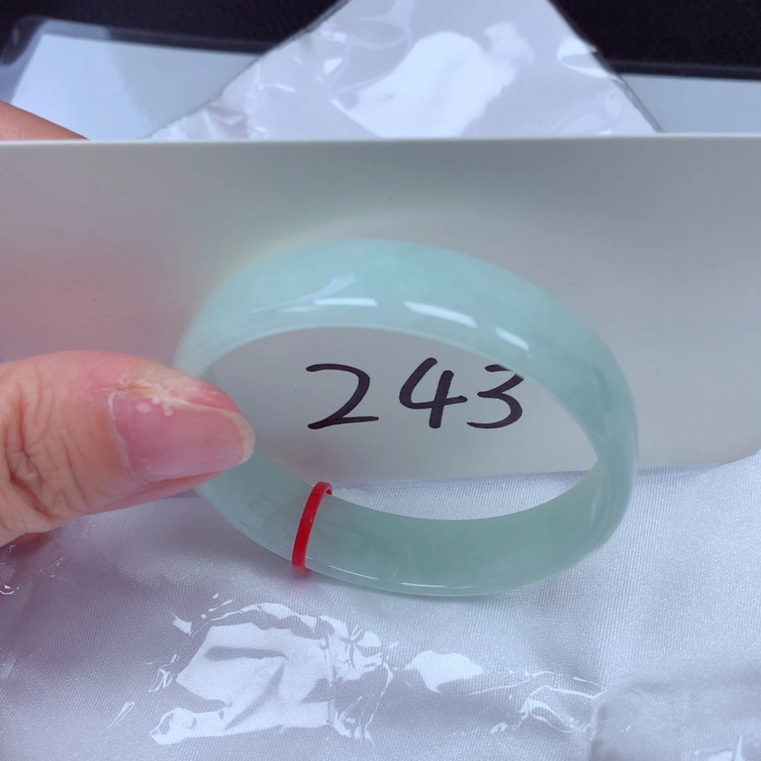 翡翠手镯未镶嵌翡翠