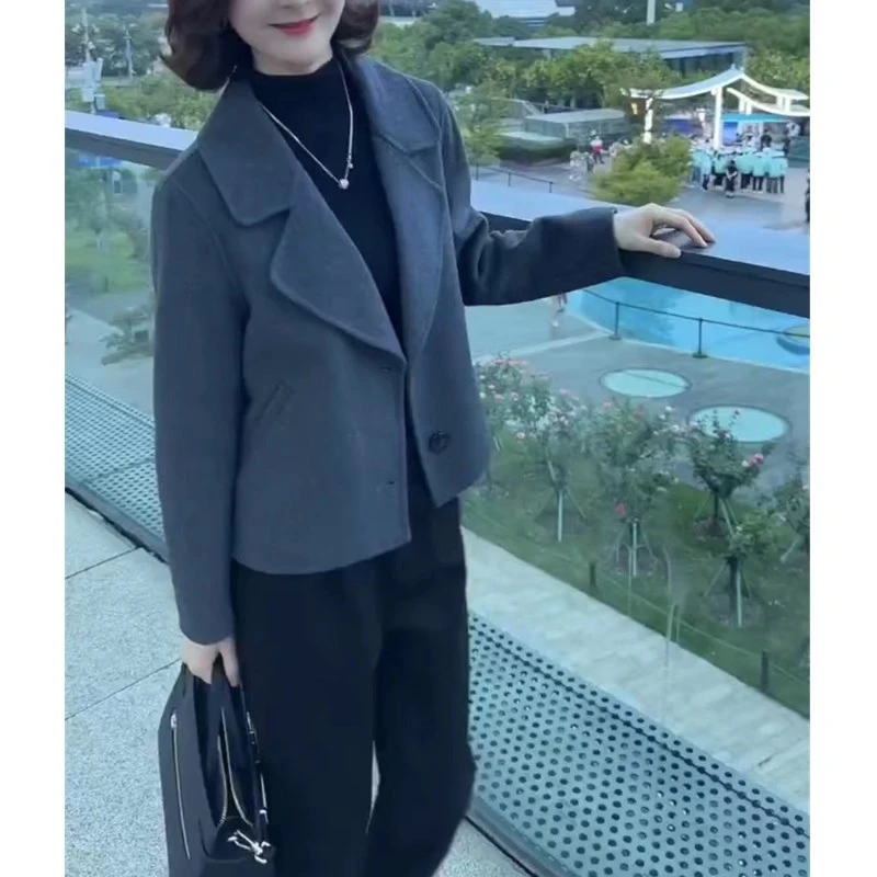 23775时尚百搭秀2023新款韩版简约洋气纯色翻领西服毛呢短外套女