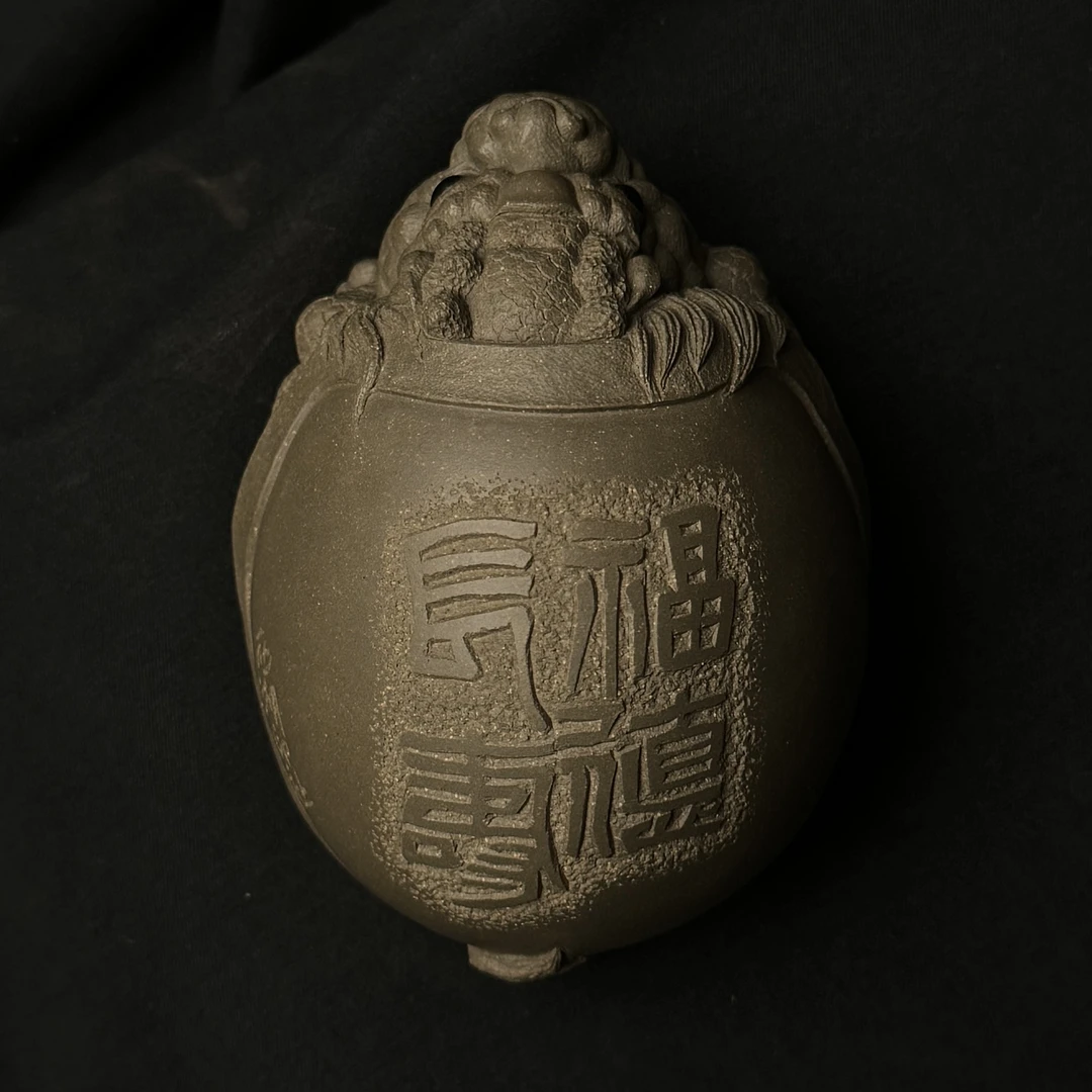 柏年溯艺【墨敖•福德长寿】柏年堂原创设计雕塑作品宜兴原矿紫砂