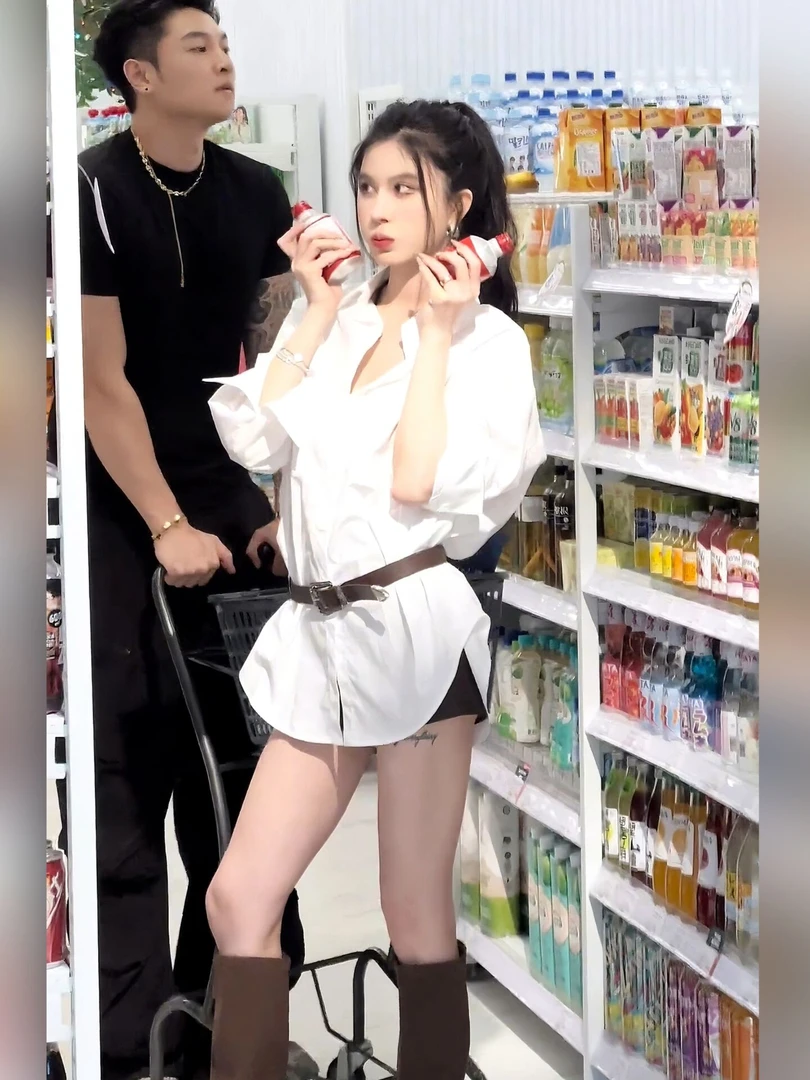 2025新款韩系松弛感秋季新款网红宽松显瘦白色中长款衬衫高腰短裤