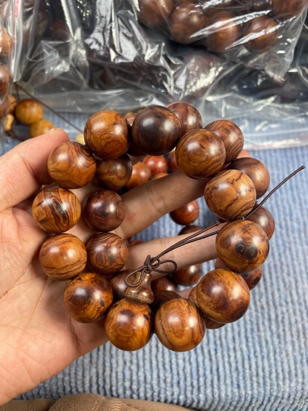 紫檀柳2.0手串，轻微瑕疵，纹理中等，低价亏米做数据，随机发货