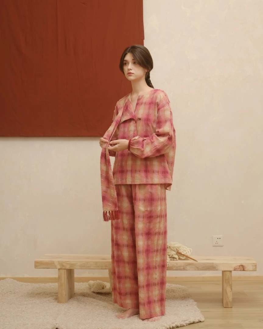 242-005朵朵可可睡衣女2024秋冬新款纯棉圆领围巾领花格时尚套装