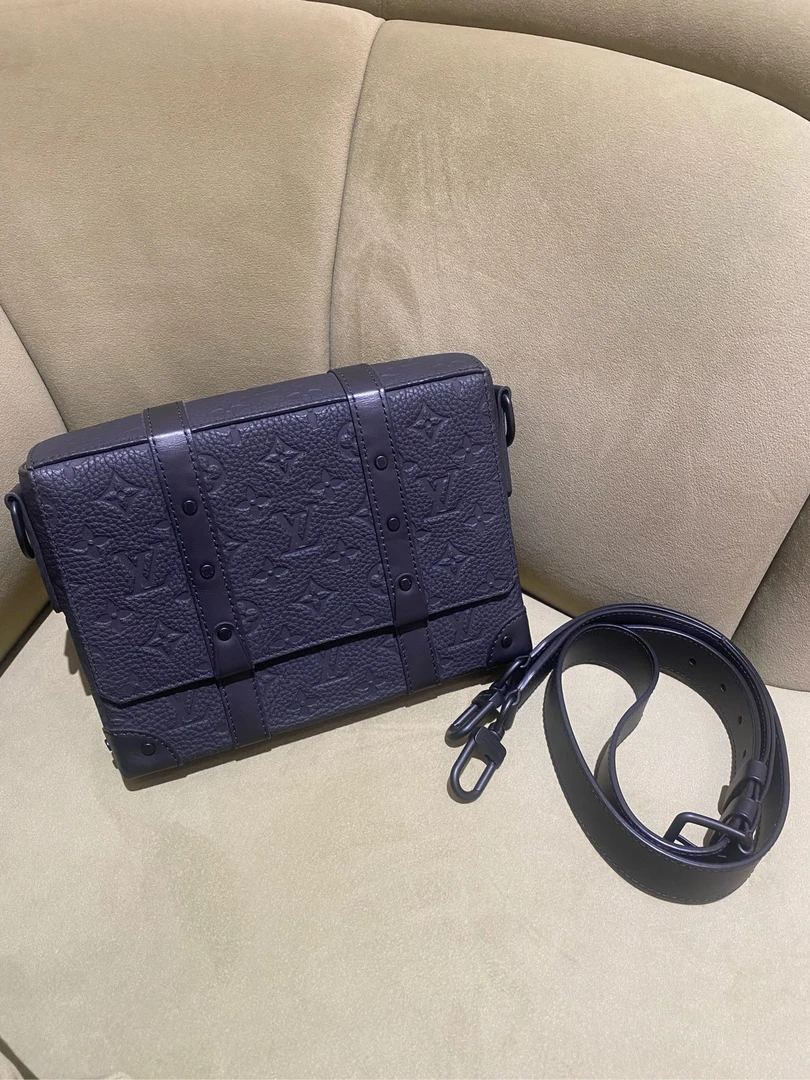 99新 LouisVuitton/路易威登 trunk 全皮老花压纹斜挎包