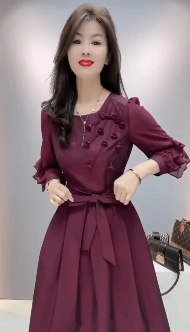 时尚重工艺拼接喜妈妈喜婆婆圆领胸前花朵腰带系蝴蝶结连衣裙遮肉