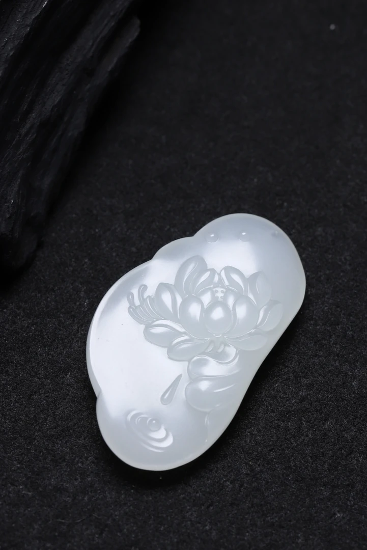 『苏工佳作』和田白玉莲花吊坠牌(无瑕 细度一级)