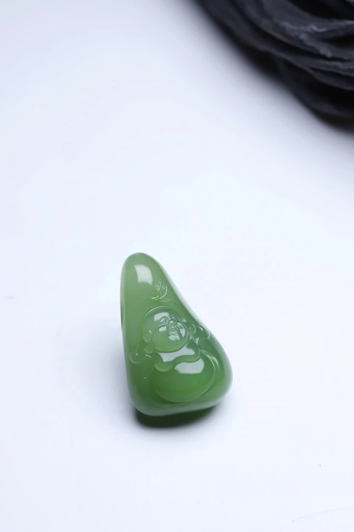 和田碧玉粉绿随型佛公吊坠