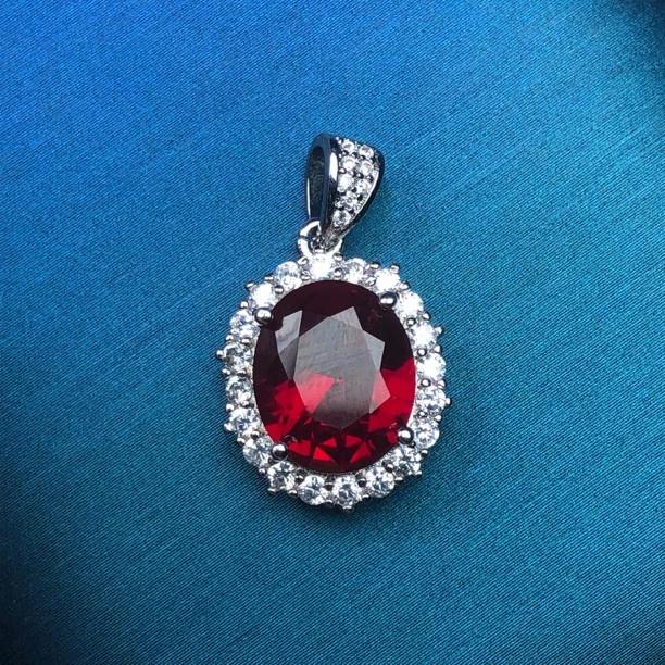 21104宝红色吊坠（送链子）银色托培育4克拉4爪简单款美丽