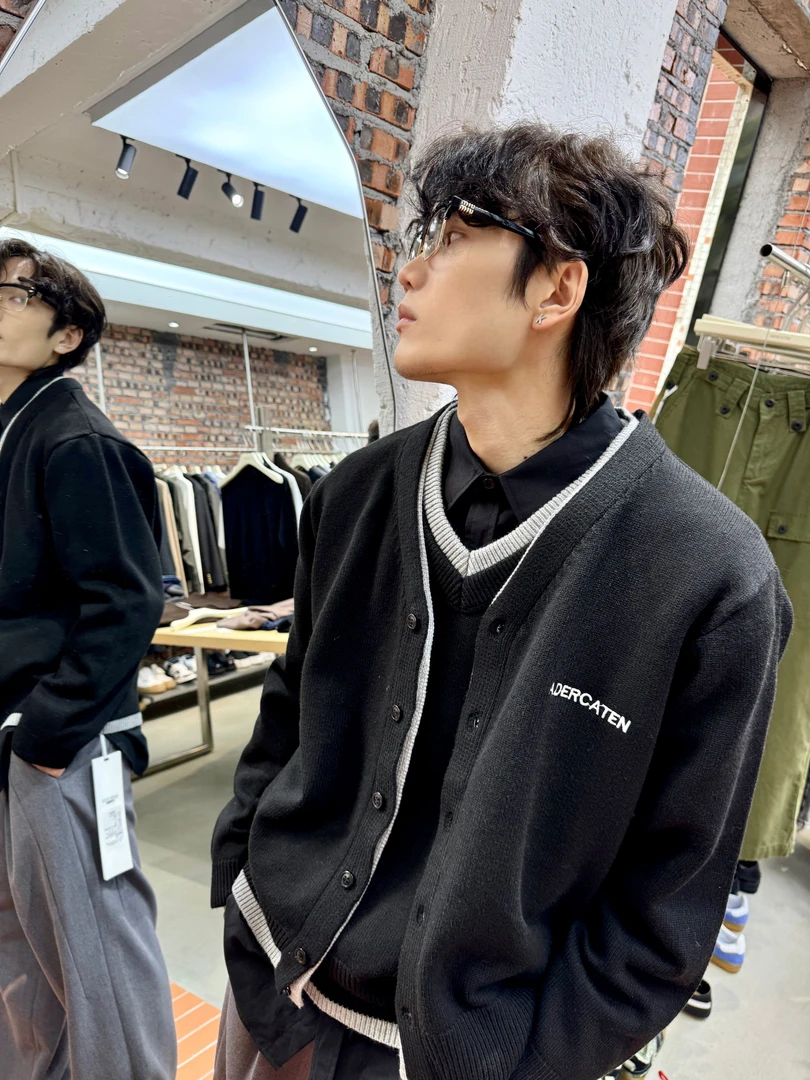 正维路男装 2002撞色设计针织毛衣纽扣刺绣百搭上衣开衫