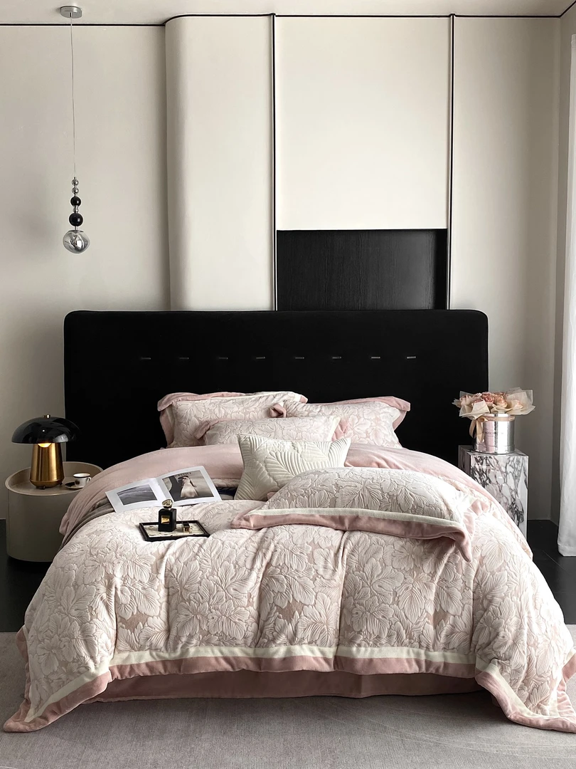 冬季轻奢风简约保暖230克牛奶绒四件套提花复古被套加厚床上用品