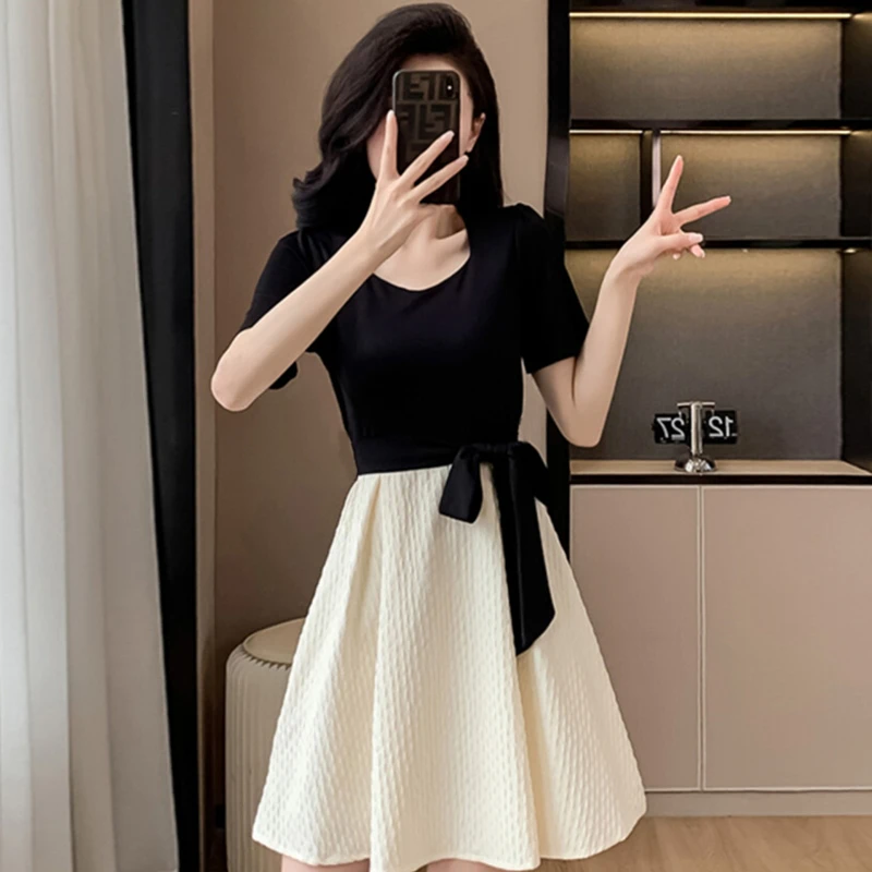 法式小香风黑色拼接连衣裙夏2025新款别致设计感赫本风小个子1010