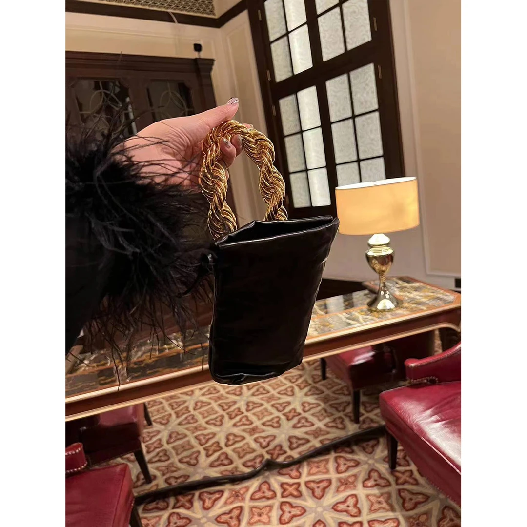 1423 链条牛皮革抽绳手提包