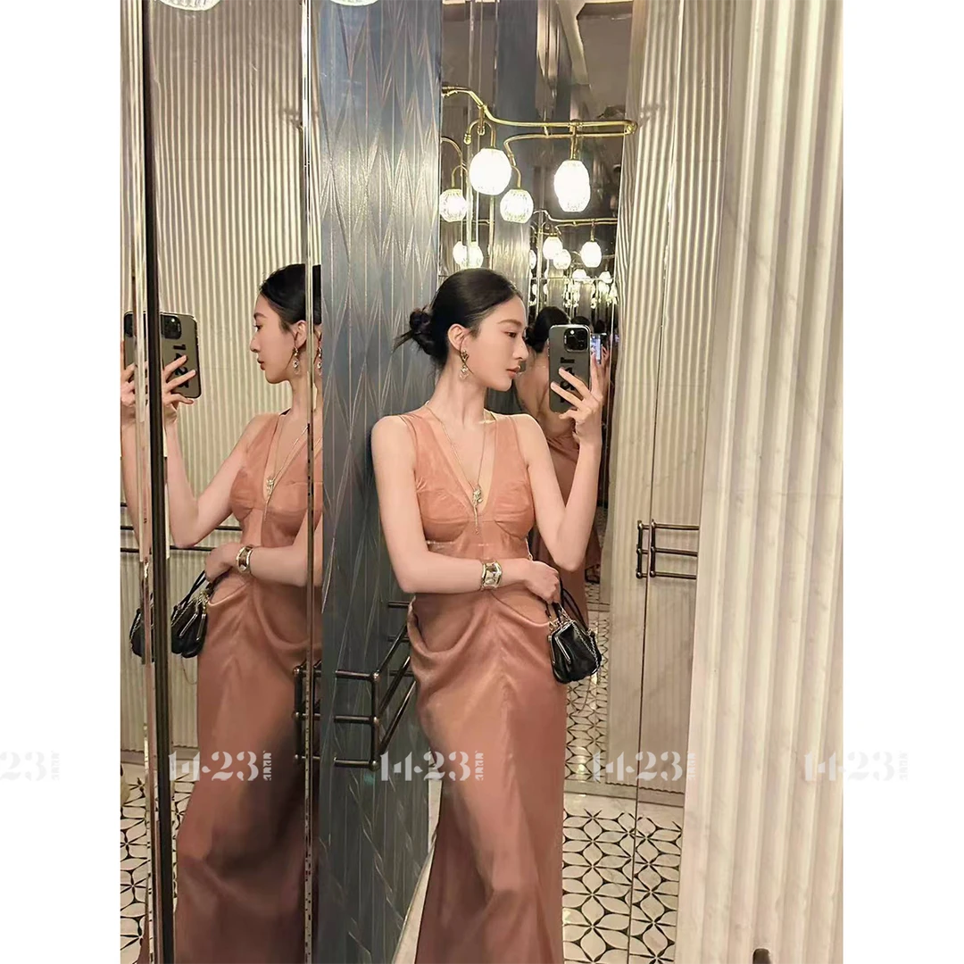 1423【前沿审美】V领修身露背垂坠吊带连衣裙