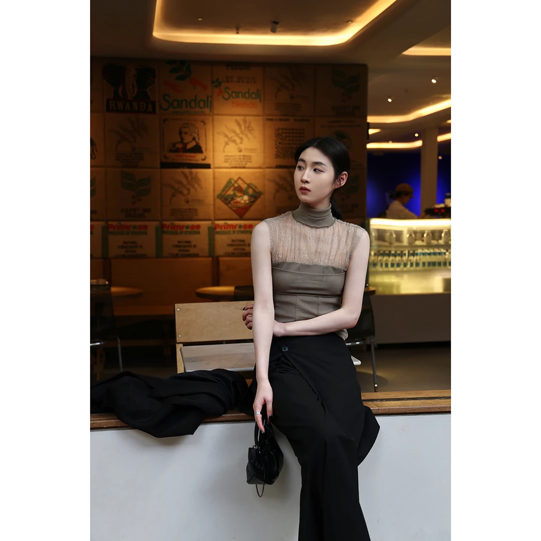 1423【日光岛屿】半高领无袖网纱褶皱拼接上衣