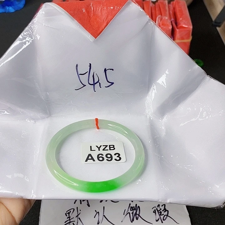 翡翠手镯未镶嵌愿****憾