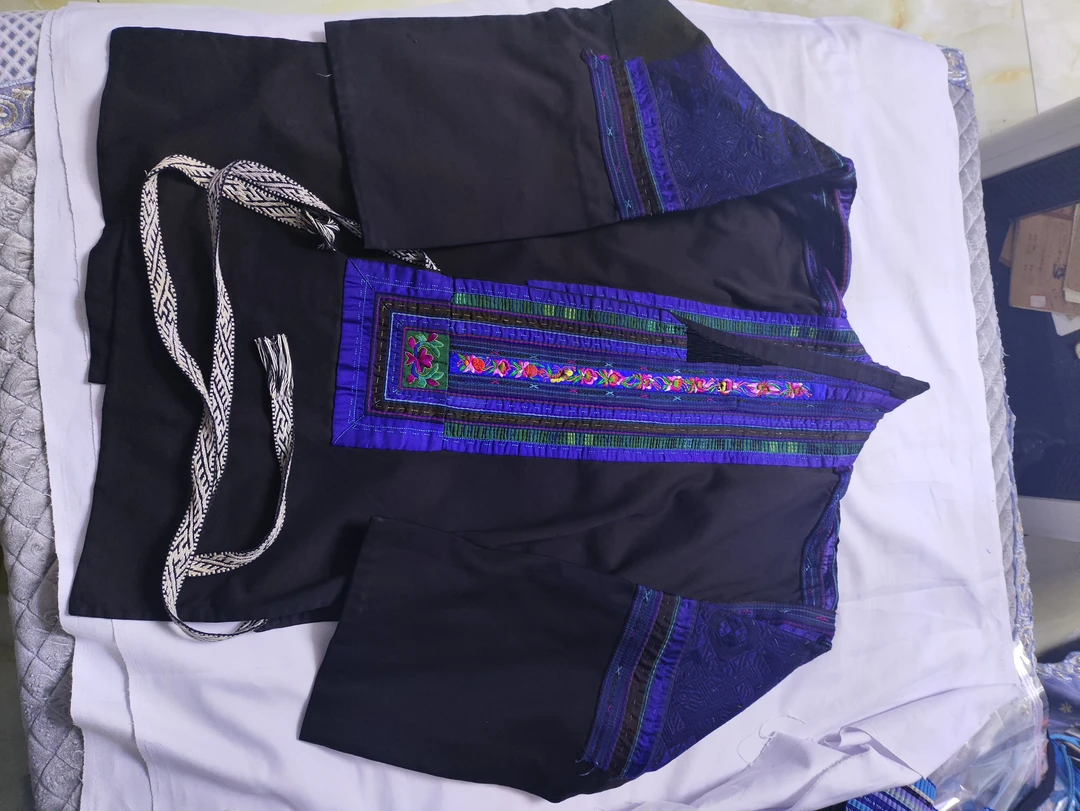 贵州省贞丰纯手工丝线平绣，数纱苗族绣衣服
