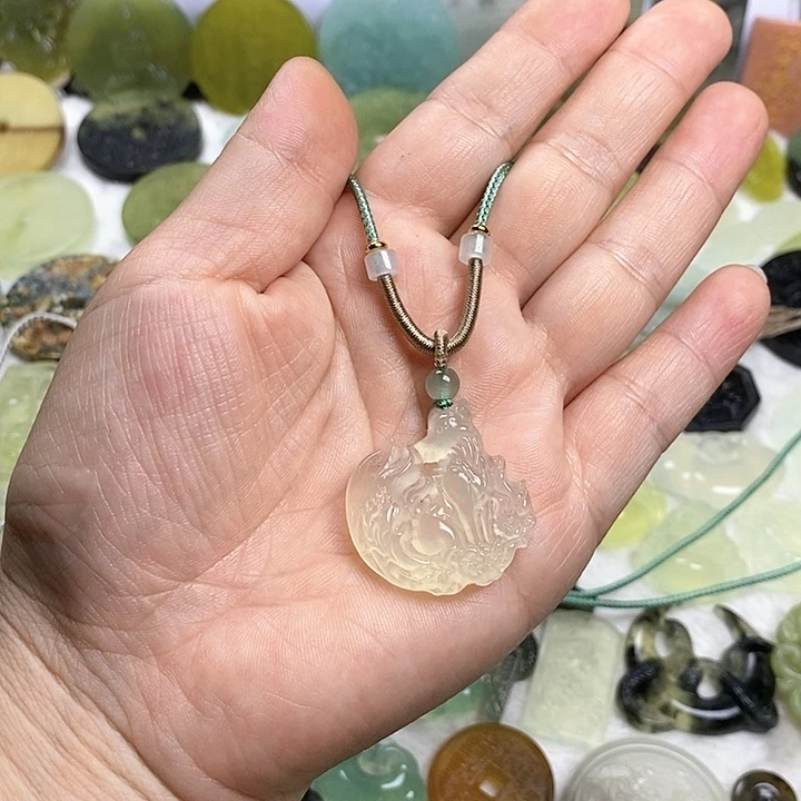 蛇纹石玉颈饰合金