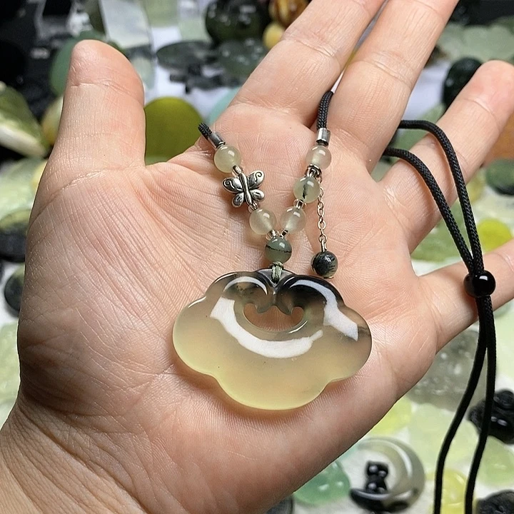 蛇纹石玉颈饰合金