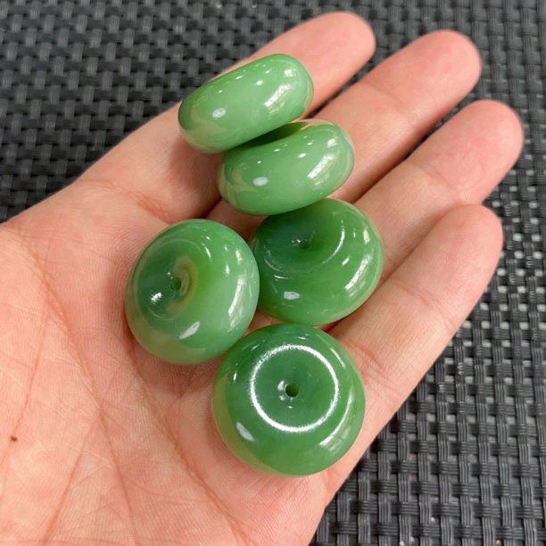 【七号矿粉绿荧光绿猫无矿点】俄料碧玉约26*12mm平安扣（多样性发一