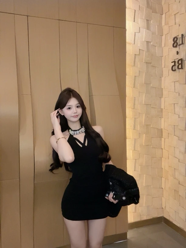 【CUTE 专属】高级感钉钻v领性感挂脖裙带胸垫收腰显瘦连衣裙