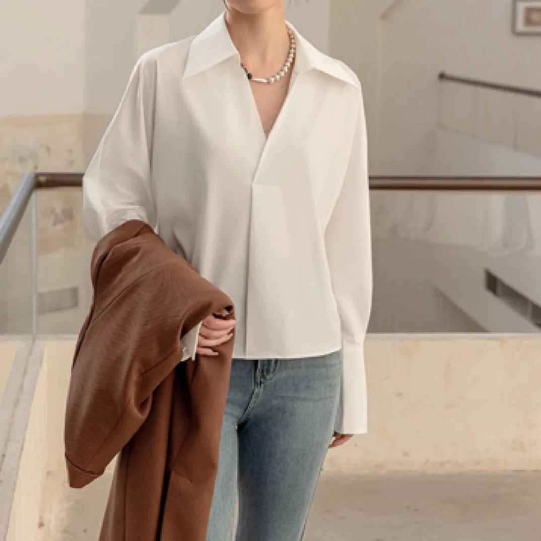 61232–A-1-8-2 时尚设计感V领白衬衣高级感法式气质喇叭袖衬衫女