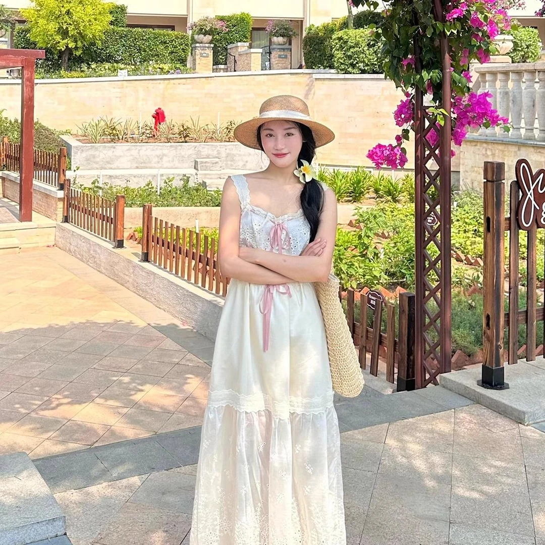夏季新款法式复古白色棉绣吊带连衣裙女长款海边度假裙子收腰长裙