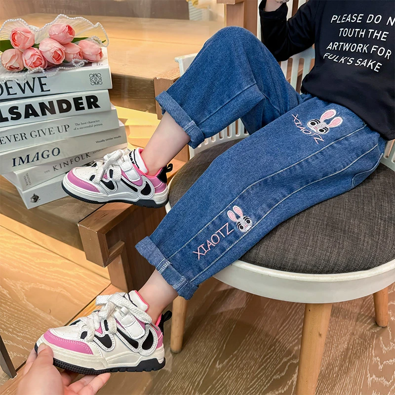 女童洋气牛仔裤儿童春秋装新款网红女宝宝休闲裤宽松小童长裤子潮