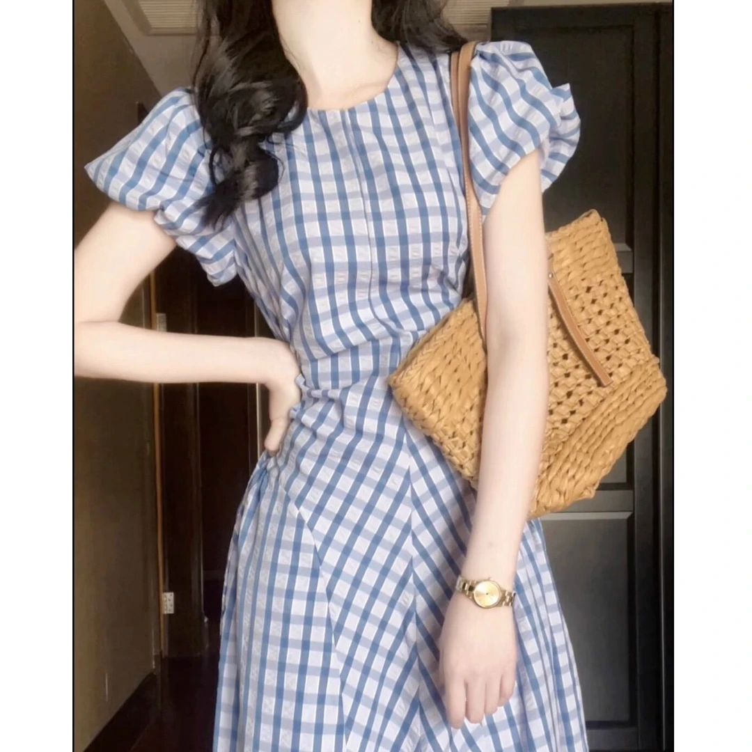 法式泡泡袖短袖蓝色格子连衣裙女夏季收腰设计感小众露腰长裙裙子