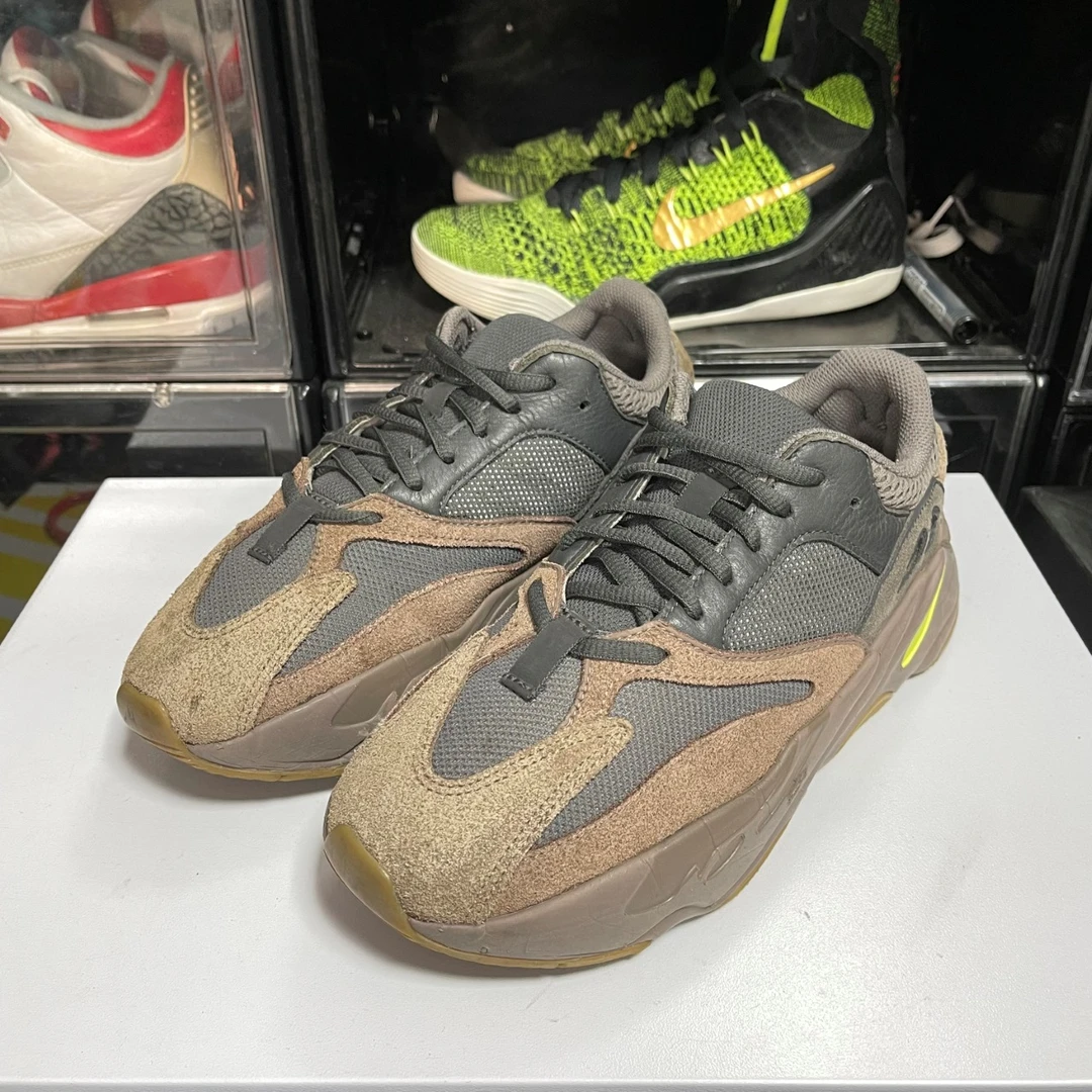 Yeezy700黑褐色 41码 下地个位数 鞋标一只脱落
