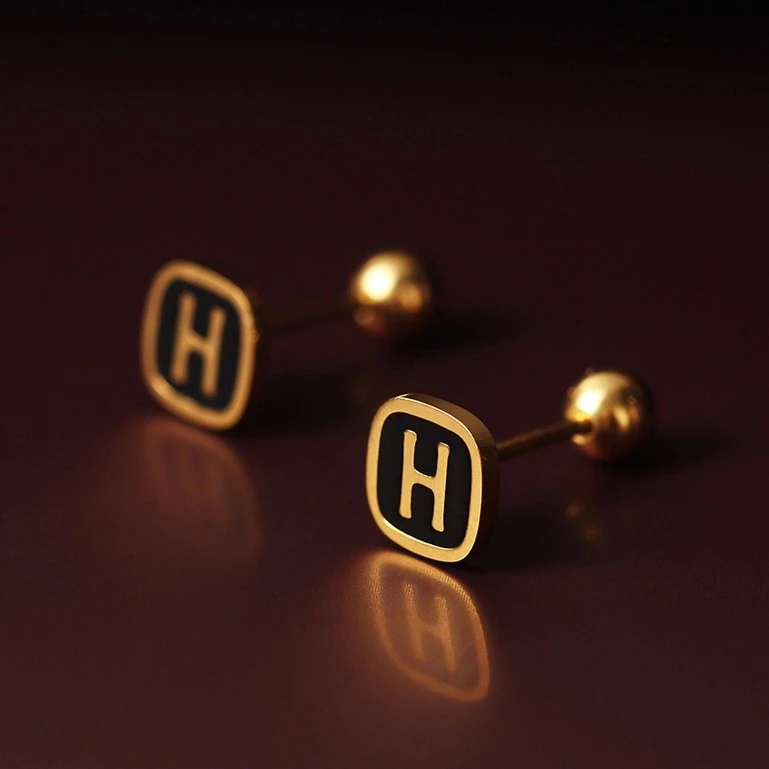 钛钢合成锆石耳饰 迷你简约黑色字母H钛钢耳钉女防丢养耳洞圆珠