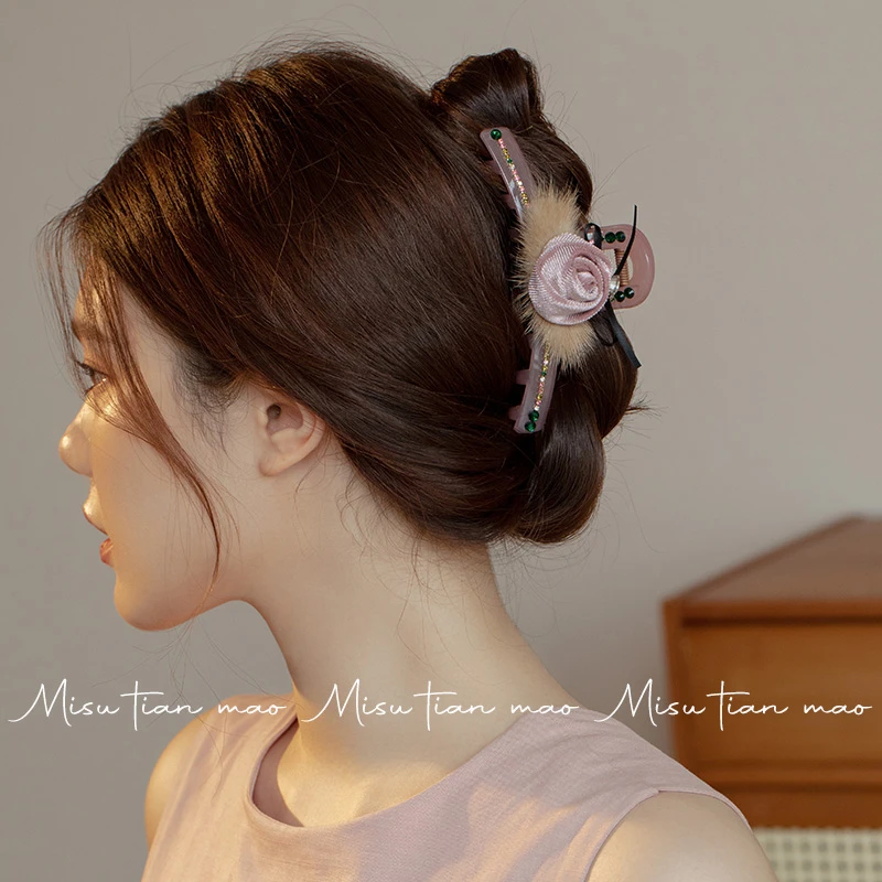 发夹抓夹秋冬洋气时尚高级感2024新款大号秋冬毛绒发卡头饰鲨鱼夹
