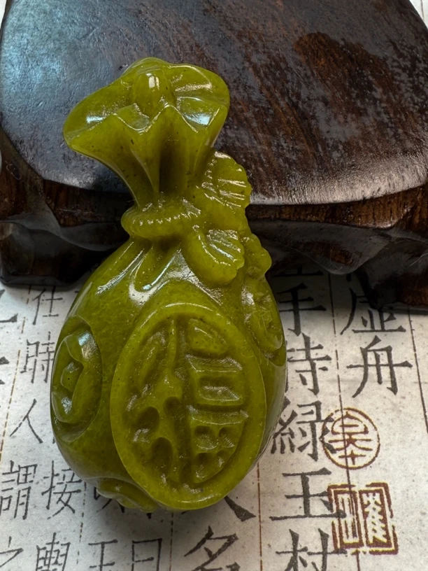 岫玉牛油果钱袋子手把件 高68 宽36 厚30