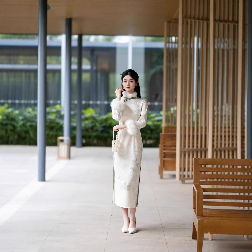 青衣  【落影】冬季加绒绣花改良旗袍新中式米白色气质年轻款旗袍