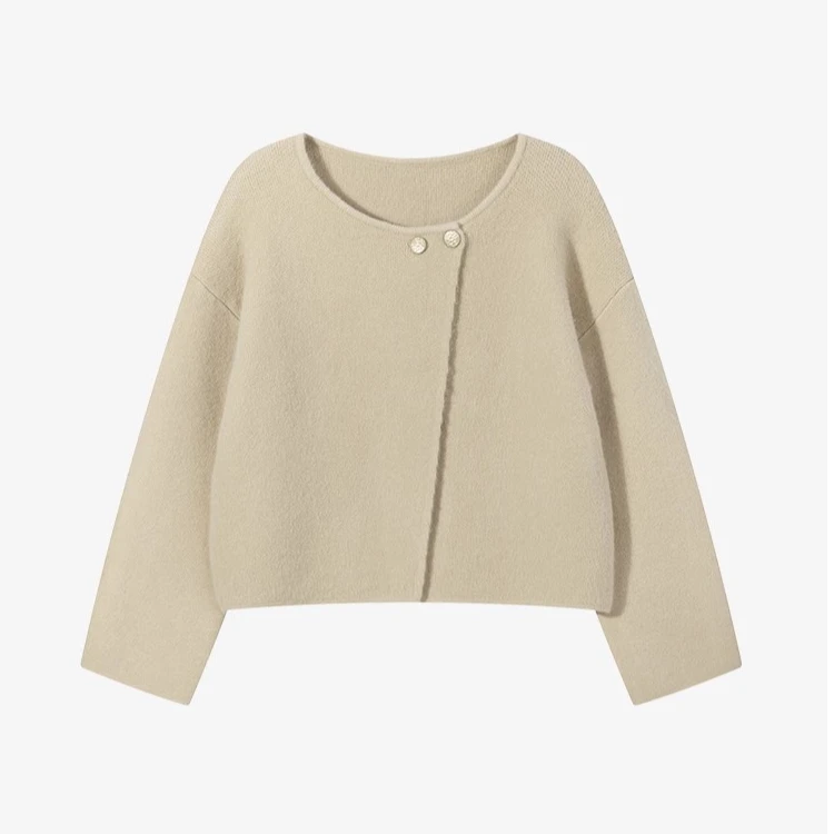 羊城故事-温柔气质开叉毛衣法式简约圆领金属扣保暖上衣Y41247044