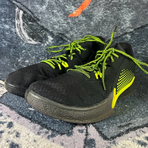 43码曼巴ep低帮篮球鞋黑紫黄公价鞋后跟小剐蹭