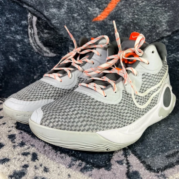 44.5码 KD5 中帮篮球鞋 白灰配色 鞋帮处小瑕疵