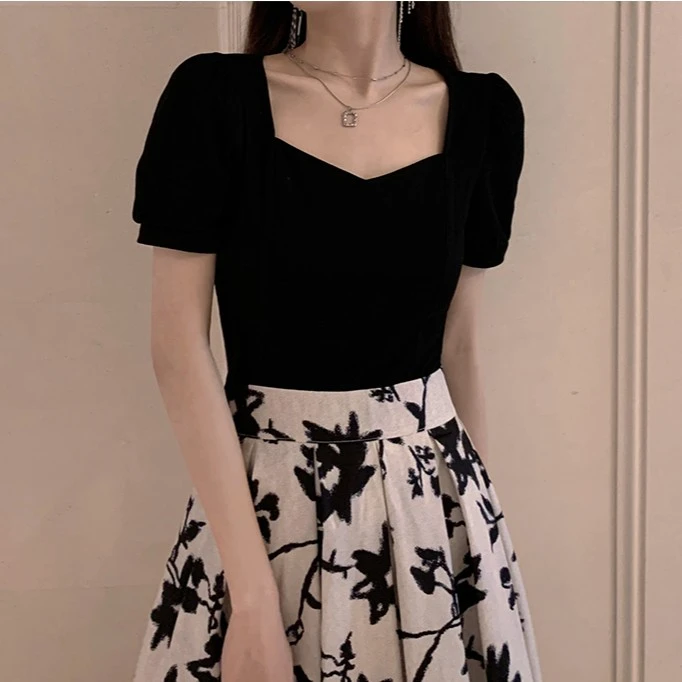 黑色复古法式短袖方领上衣女夏季短款修身心机露锁骨泡泡袖v领T恤